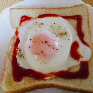 ケチャップマヨで目玉焼きトースト